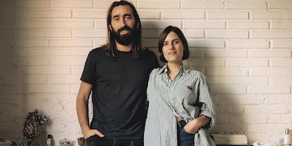 Marc Morro y Ariadna Guirado, en su dúplex de Poblenou.