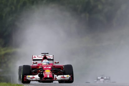 Alonso acelera con su Ferrari. 