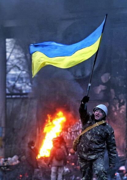 Un manifestante ondea una bandera ucraniana cerca de una barricada, durante una protesta antigubernamental en Kiev (Ucrania), 28 de enero de 2014.