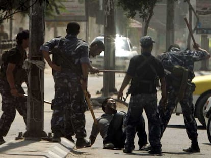 Miembros de las fuerzas de Hamás golpean a un seguidor de Al Fatah, en Gaza.