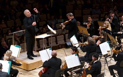 Thomas Adès al frente de la Orquesta Nacional de España durante el concierto.