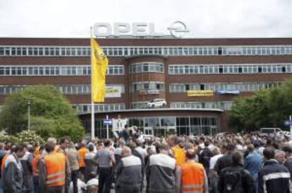 Trabajadores del fabricante de coches Opel se reúnen frente a la fábrica de la compañía en Bochum, Alemania. EFE/Archivo