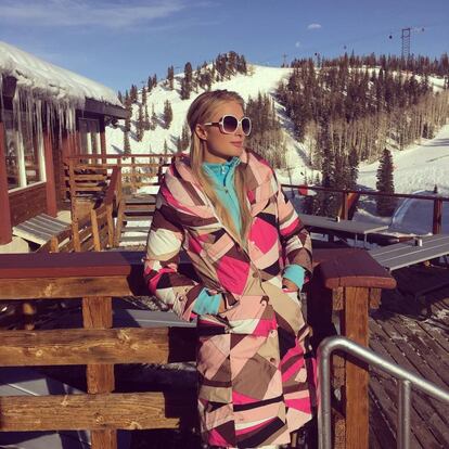 Paris Hilton está en Aspen (Colorado). A pesar de la nieve, el sol también brilla en esas montañas estadounidenses.