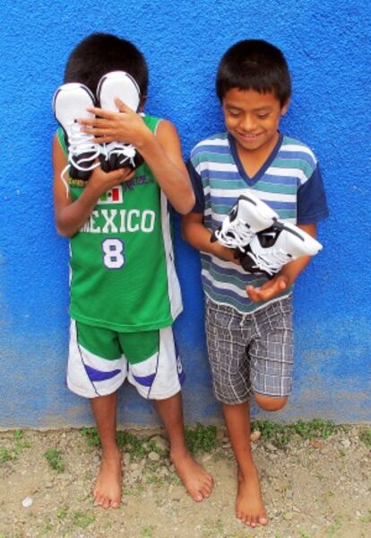 Quirino Bautista y Kevin Rufino Martínez, baloncestistas triquis.