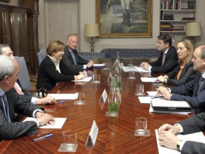 Empresarios valencianos reunidos con la consejera de Infraestructuras, Isabel Bonig, y la ministra de Fomento, Ana Pastor, en Madrid.