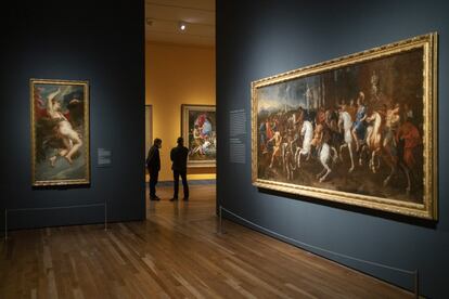 Vista desde la última sala del recorrido. Desde la izquierda, ‘El rapto de Ganímedes’, de Rubens; ‘Diana y Acteón’, de Tiziano, y ‘La caza de Meleagro’, de Poussin.