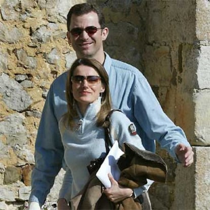 Los Príncipes de Asturias, a su llegada a la localidad asturiana de Sardeu para visitar a los abuelos paternos de Doña Letizia.