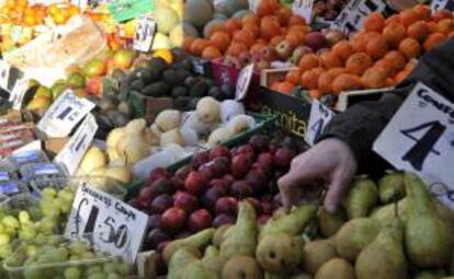 Un vendedor coloca la fruta y verdura en un mercado. EFE/Archivo