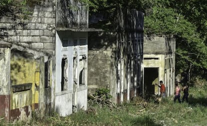 Grupo de turistas visita casas em ruínas da localidade de Armero, no departamento de Tolima, neste mês de novembro.