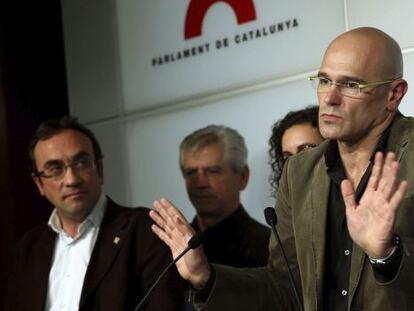 El cap de llista de Junts pel Si, Raül Romeva, acompanyat de diversos dels seus companys de formació, durant la roda de premsa d'aquest dimarts.