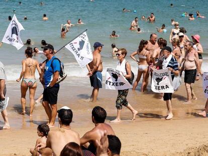 Manifestación de familiares de presos etarras el domingo pasado en las playas de San Sebastián. 