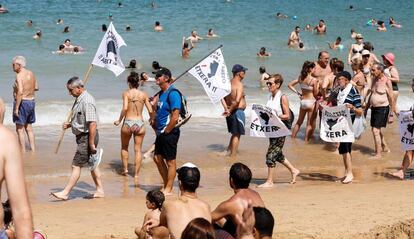 Manifestación de familiares de presos etarras el domingo pasado en las playas de San Sebastián. 