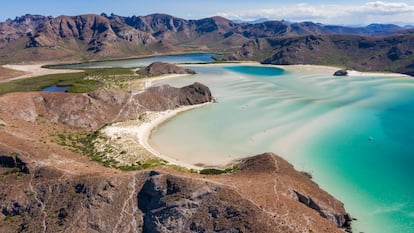 Playa Balandra (La Paz, México). Este es un lugar aislado que alberga acantilados volcánicos, manglares y una roca de hongos única. Además de esnórquel o kayak, este paraje también es ideal para observar aves o recolectar almejas. “Consejo profesional: asegúrese de usar calzado cómodo y protector solar seguro para los arrecifes”, advierte TripAdvisor.