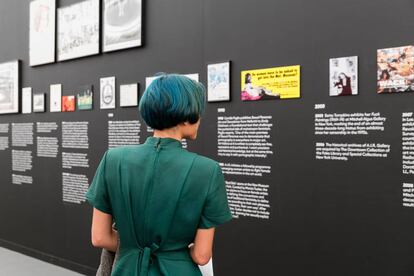 Una visitante de la Frieze frente a la cronología de la sección sobre arte y feminismo.
