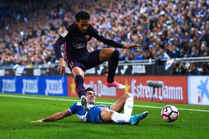 Neymar compite por la pelota con Hernan Perez. 