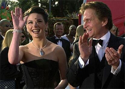 Catherine Zeta-Jones y Michael Douglas, durante la entrega de los Oscar de 2001 en Los Ángeles.