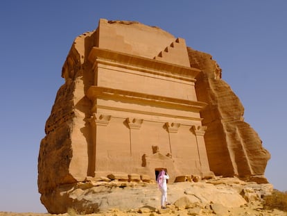 Un turista toma fotos en el enclave arqueológico de Madain Saleh, en Arabia Saudí.