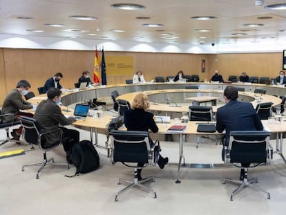 Imagen de la reunión de la mesa del diálogo social para la reconstrucción entre los ministros económicos del Gobierno y la patronal y los sindicatos.