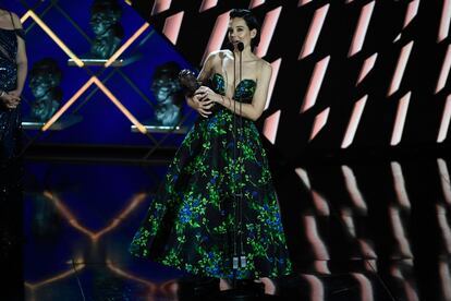 Laia Costa recibe el Goya a mejor actriz por su papel en 'Cinco lobitos'. 