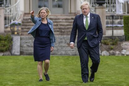 Magdalena Andersson y Boris Johnson, este miércoles en Harpsund (Suecia).