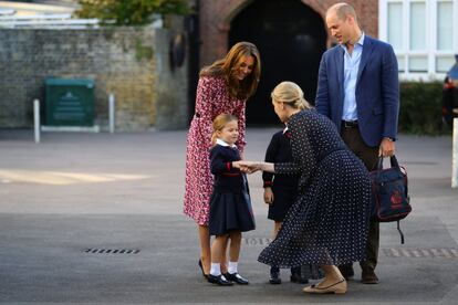 Helen Haslem, la jefa de estudios de educación infantil, ha salido a la puerta de la escuela a saludar a la princesa Carlota en su primer día en la escuela Thoma's Battersea.