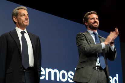 Nicolas Sarkozy (izquierda) junto a Pablo Casado, durante la convencin del PP, en Madrid este mircoles.