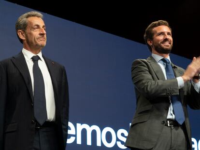 Nicolas Sarkozy (izquierda) junto a Pablo Casado, durante la convención del PP, en Madrid este miércoles.