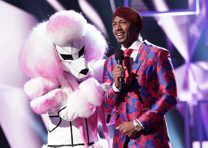 Nick Cannon, presentador del programa en Estados Unidos, junto a un gigante caniche rosa: una imagen de lo más normal en el formato.