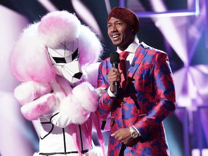 Nick Cannon, presentador del programa en Estados Unidos, junto a un gigante caniche rosa: una imagen de lo más normal en el formato.