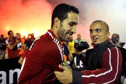 El jugador del club egipcio Al Ahly, Mohamed Aboutrika con un aficionado después de ganar los Orlando Pirates de Sudáfrica, en el estadio Arab Contractors de El Cairo, Egipto.