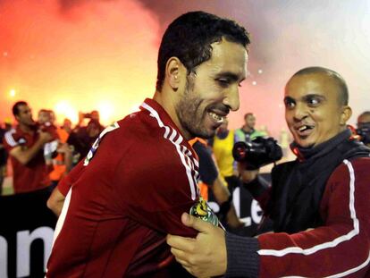 El jugador del club egipcio Al Ahly, Mohamed Aboutrika con un aficionado despu&eacute;s de ganar los Orlando Pirates de Sud&aacute;frica, en el estadio Arab Contractors de El Cairo, Egipto.