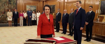 La ministra de Trabajo, Migraciones y Seguridad Social, Magdalenta Valerio, jurando su cargo ante el Rey Felipe VI.