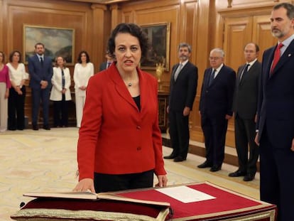 La ministra de Trabajo, Migraciones y Seguridad Social, Magdalenta Valerio, jurando su cargo ante el Rey Felipe VI.