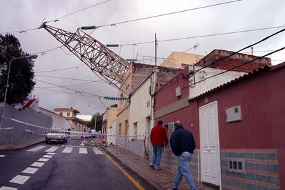 Una calle de La Laguna (Tenerife) cortada por la cada de una torreta de electricidad sobre un edificio.