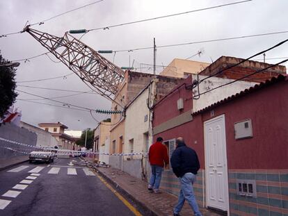 Una calle de La Laguna (Tenerife) cortada por la caída de una torreta de electricidad sobre un edificio.