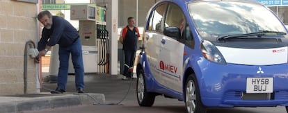 El coche eléctrico modelo I- Miev de Mitsubishi en una gasolinera de Alcobendas.