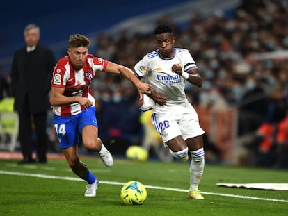 Vinicius se disputa el balón con Marcos Llorente en el partido del Real Madrid contra el Atlético.