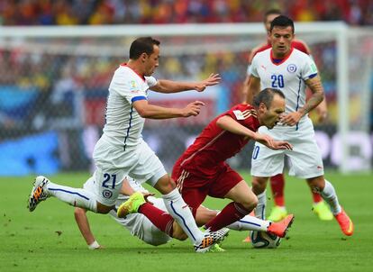 Andres Iniesta cae ante Marcelo Diaz y Alexis Sanchez.