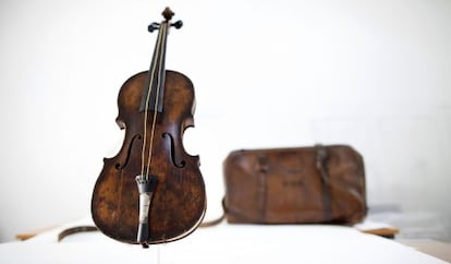 El violín que sonó cuando se hundía el 'Titanic', subastado este sábado.