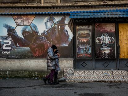 Gente paseando por Shymkent, en Kazajistán. Foto Samuel Sánchez