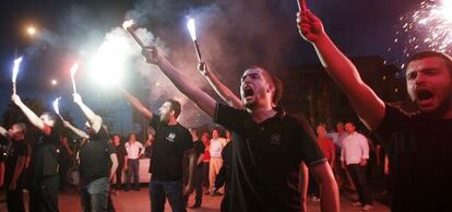 Miembros de Aurora Dorada, durante un acto de campaña en abril.