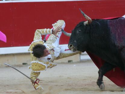 Miguel Tendero fue alcanzado por su segundo toro ayer en Pamplona.