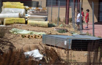 Alumnos del CEIP Las Navas de Tolosa en Paracuellos del Jarama observan la obra inacabada en su colegio.