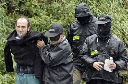 Un comando de ETA detenido en Ondarroa (Vizcaya), en la imagen, Ibon Iparragirre, sacando la lengua cuando era detenido el enero de 2010. 