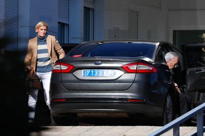 Maria Zurita y Carlos Zurita visitan a la Infanta Pilar de Borbon en el hospital, en Madrid, este miércoles.