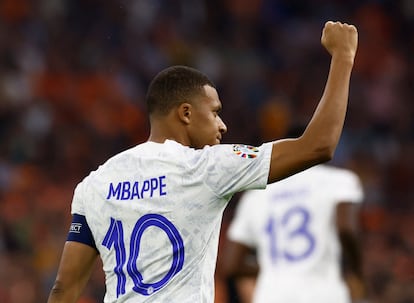 Kylian Mbappe celebra su gol en Amsterdam