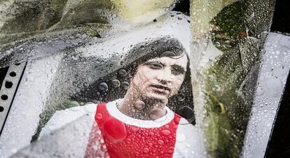 Una fotografia de Johan Cruyff molla per la pluja a l'exterior de la seva antiga casa a Amsterdam, on els seguidors li reten homenatge.