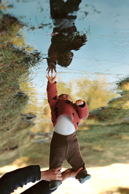 Simón intenta tocar un charco medio congelado en la sierra de Madrid. Puerto de la Morcuera, 2020.