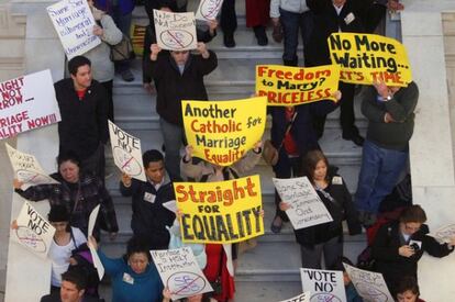 Varios defensores del matrimonio gay se manifiestan a las puertas del Senado de Rhode Island.