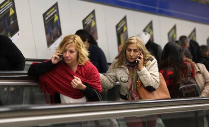 Usuàries de mòbil, al metro de Madrid.